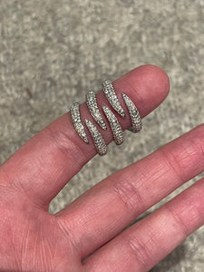 Six Diamond Claw Ring 4
